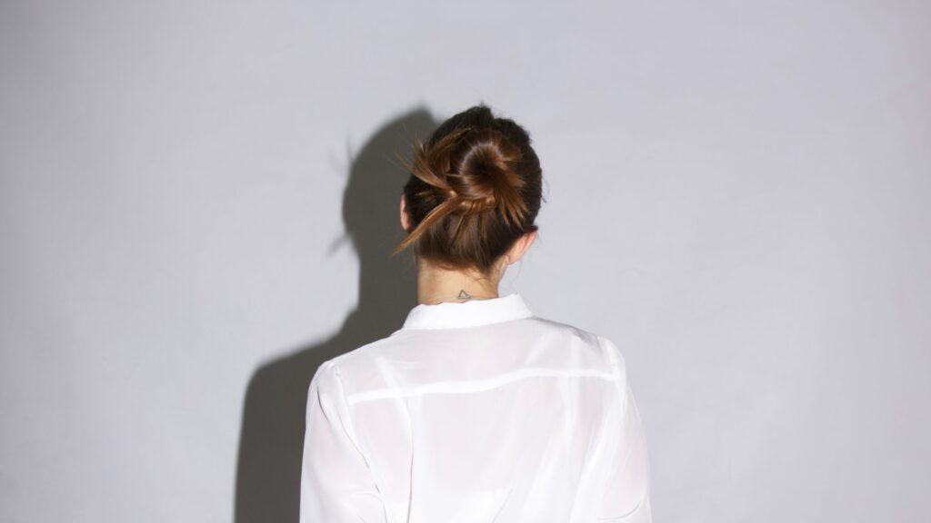 女性　後ろ姿